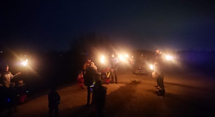 Mit Fackeln durch die Dämmerung