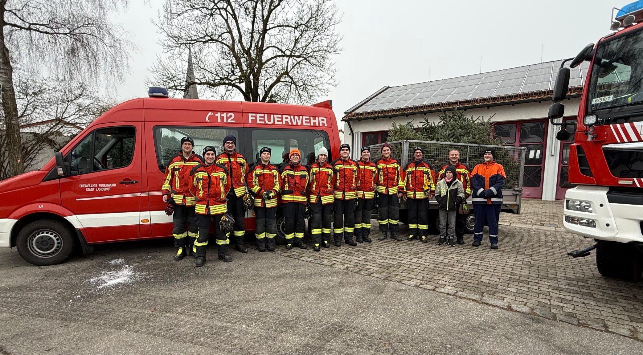 Feuerwehrjugend sammelt Christbäume